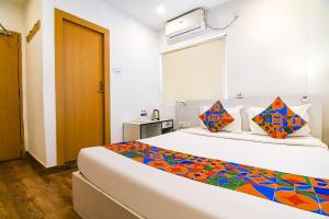 Postel nebo postele na pokoji v ubytování FabHotel Globe Express - Nr Ruby Hospital