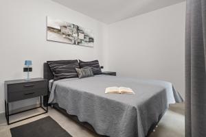 Katil atau katil-katil dalam bilik di Apartement Mirella 2 "Your romantic sea-view escape in the heart of Rabac" +12 gambar