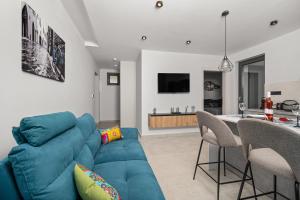 Televisyen dan/atau pusat hiburan di Apartement Mirella 2 "Your romantic sea-view escape in the heart of Rabac"
