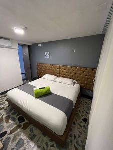 Postel nebo postele na pokoji v ubytování HOTEl AIRPORT PEREIRA