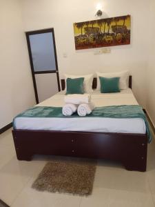 Letto o letti in una camera di Ceylon Beach haven Uppuveli