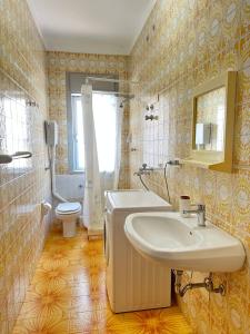 un bagno con lavandino e WC di YELLOW HOUSE a Cefalù