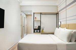 A bed or beds in a room at Ying'nFlo, Wesley Admiralty, Hong Kong