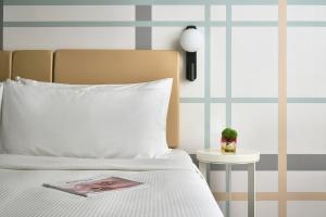 A bed or beds in a room at Ying'nFlo, Wesley Admiralty, Hong Kong