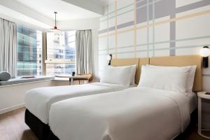A bed or beds in a room at Ying'nFlo, Wesley Admiralty, Hong Kong