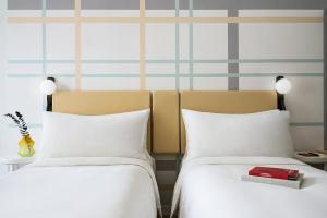 A bed or beds in a room at Ying'nFlo, Wesley Admiralty, Hong Kong