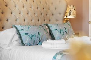 En eller flere senge i et værelse på Lux 2 Bedroom Georgian home, hot tub, private garden, sea view, sleeps 6 + 48 billeder