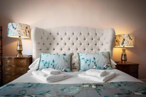 En eller flere senge i et værelse på Lux 2 Bedroom Georgian home, hot tub, private garden, sea view, sleeps 6