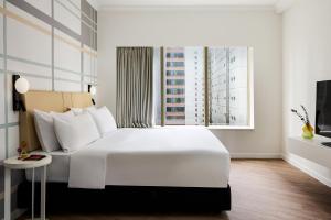A bed or beds in a room at Ying'nFlo, Wesley Admiralty, Hong Kong