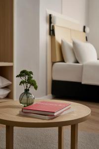 A bed or beds in a room at Ying'nFlo, Wesley Admiralty, Hong Kong