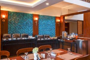 ein Restaurant mit Tischen und Stühlen in einem Raum in der Unterkunft Hotel Dragon Leh in Leh
