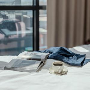 Postel nebo postele na pokoji v ubytování Shilla Stay Plus Iho Tewoo Ocean Front