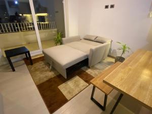 una sala de estar con una cama y una mesa en Hermoso y moderno departamento, nuevo, a pasos de la Quinta Vergara, cercano a los mejores atractivos de viña del mar, con maravillosa vista, en Viña del Mar 65 fotos más