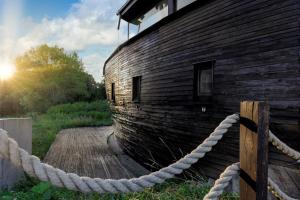 Fotografie z fotogalerie ubytování Unique Boat Shaped House at Lakefront #instaWORTH v destinaci Liptovský Mikuláš