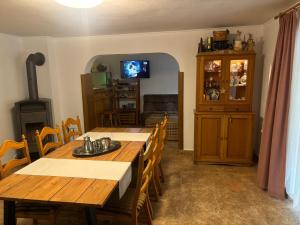 a dining room with a table and chairs and a television at Chalet Milenium Residence Bran in Bran