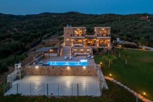 widok z lotu ptaka na dom z basenem w obiekcie Family & Golf VILLA LAGUNA TOWERS Gialova Navarino w mieście Gialova