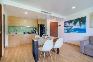 Kuchyň nebo kuchyňský kout v ubytování Jungle View Apartment E107 for 3 in Sea View Karon Papillon Residence