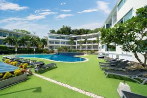 Bazén v ubytování Jungle View Apartment E107 for 3 in Sea View Karon Papillon Residence nebo v jeho okolí