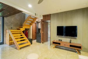 Un televizor și/sau centru de divertisment la Alaya Stays - Imperial Serenia 3BHK near Khandala Hills
