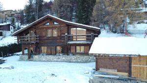 a log cabin in the snow with snow at Chalet Bonheur in La Tzoumaz