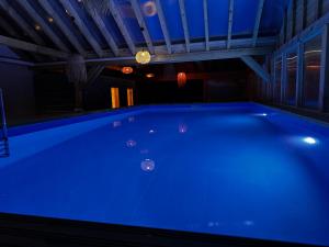 Bazén v ubytovaní Domki Złote Piaski Kryty Basen Sauna Jacuzzi alebo v jeho blízkosti