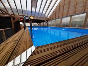 Bazén v ubytovaní Domki Złote Piaski Kryty Basen Sauna Jacuzzi alebo v jeho blízkosti