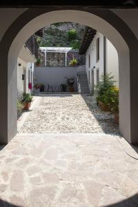 un arco che conduce a un cortile in un edificio di Ai Priori a Gemona del Friuli