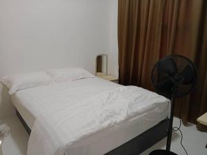 斯里伊斯兰德Soho LESTARI的卧室里有一张带风扇的白色床