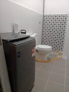 セリ・イスカンダルにあるSoho LESTARIのトイレとシャワー付きのバスルーム