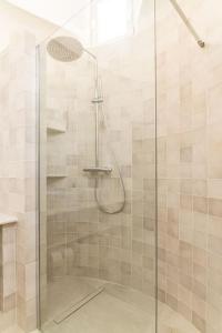 a shower with a glass door in a bathroom at Casa de la Media Luna in El Pozo del Cabo