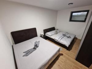 斯塔利斯莫克维克Suterénový Apartmán Starý Smokovec的小房间设有两张床和床边