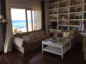 a living room with a couch and a table at Casa de la Media Luna in El Pozo del Cabo