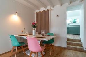 a dining room with a table and chairs at La Petite Maison du Pêcheur - Proche plage pour 5p in Sarzeau