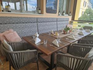 A restaurant or other place to eat at Postwirt