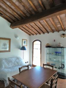 a living room with a table and a bed at La casina nella fattoria in Siena +16 photos