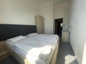 Postel nebo postele na pokoji v ubytování Hotel Stadion Hradec Králové