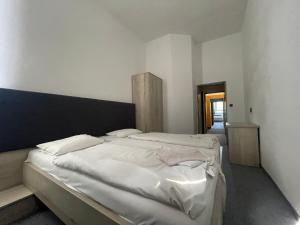 Postel nebo postele na pokoji v ubytování Hotel Stadion Hradec Králové