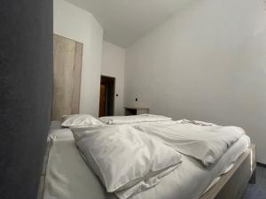 Postel nebo postele na pokoji v ubytování Hotel Stadion Hradec Králové