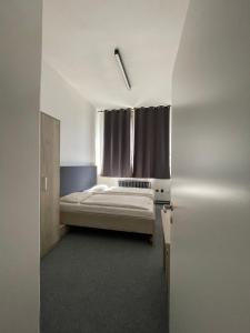 Postel nebo postele na pokoji v ubytování Hotel Stadion Hradec Králové