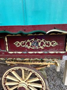 LlangrannogGypsy bow top caravan的相册照片