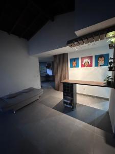 un salon avec une table et un canapé dans l'établissement Hermosa casa con hermosas amenidades y cuartos zona universitaria con luxxury amanecer con vista, à Lomas de Angelopolis