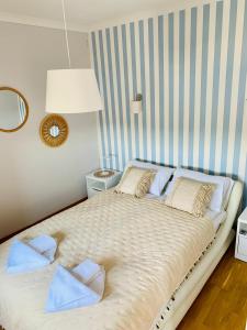 sypialnia z dużym łóżkiem i niebieskimi poduszkami w obiekcie Apartament Łazienna River View AC Progres w Toruniu