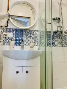 łazienka z umywalką i prysznicem w obiekcie Apartament Łazienna River View AC Progres w Toruniu +15 zdjęć