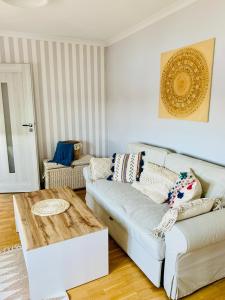 Część wypoczynkowa w obiekcie Apartament Łazienna River View AC Progres