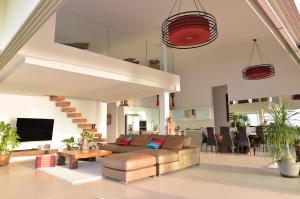 Μια τηλεόραση ή/και κέντρο ψυχαγωγίας στο Lora 3br golden sunset view