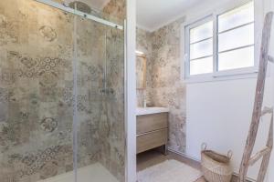 ein Badezimmer mit Dusche und Waschbecken in der Unterkunft La Maison du Fort in Banneville-la-Campagne