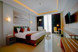 Postel nebo postele na pokoji v ubytování Pasar Baru Square Hotel Bandung