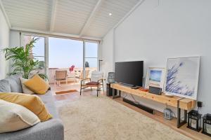a living room with a couch and a television at Apartamento Casita del Mar in La Herradura
