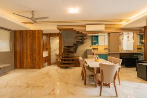 Posezení v ubytování Alaya Stays - Imperial Calista 4BHK near Khandala Hills