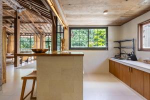 Dapur atau dapur kecil di The Pink Joglo, a cheerful 3BDR Villa W/Pool and Rice-field view.